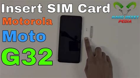 Insert or remove the SIM card on the moto g32 .